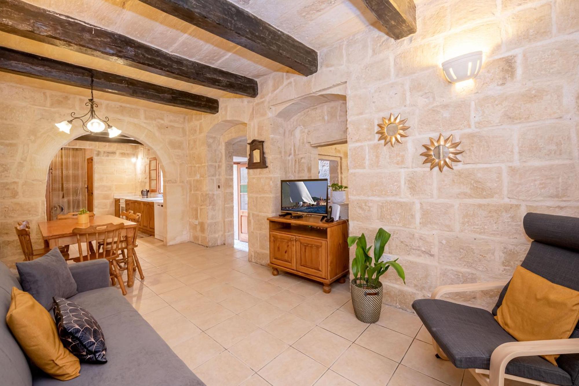 3 Bedrooms House Of Character In Near Mdina *